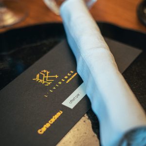 Carte cadeau L’Évidence posée sur une table dressée