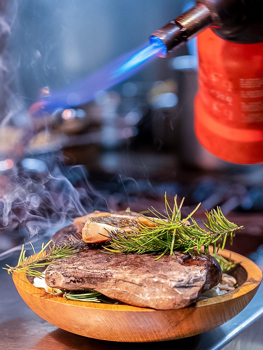 Finition au chalumeau d’une création en cuisine