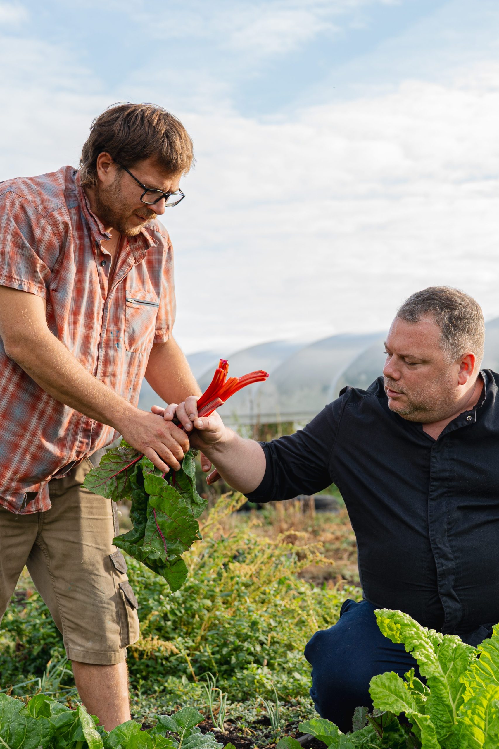 Gaëtan Evrard avec un producteur dans son potager