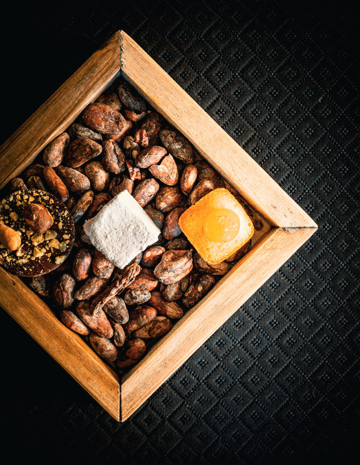 Mignardises présentées dans un coffret de fèves de cacao