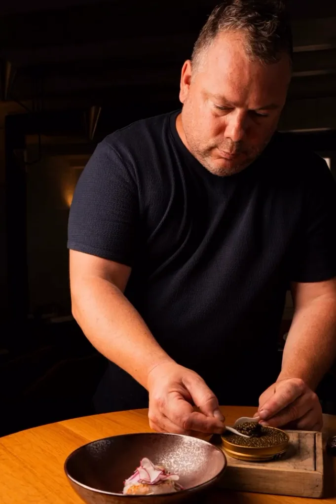 Le chef Gaëtan Evrard dressant une assiette