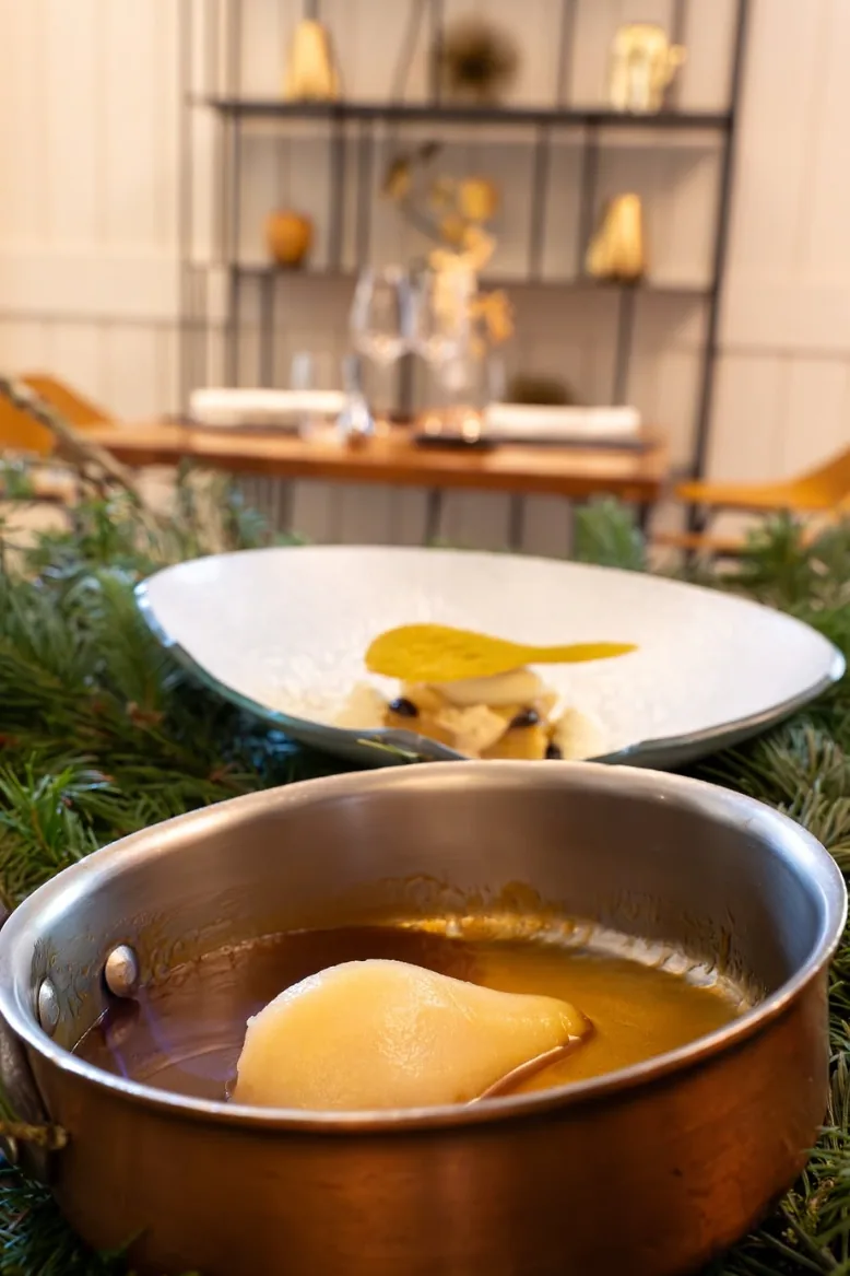 Poire pochée dans une casserole en cuivre